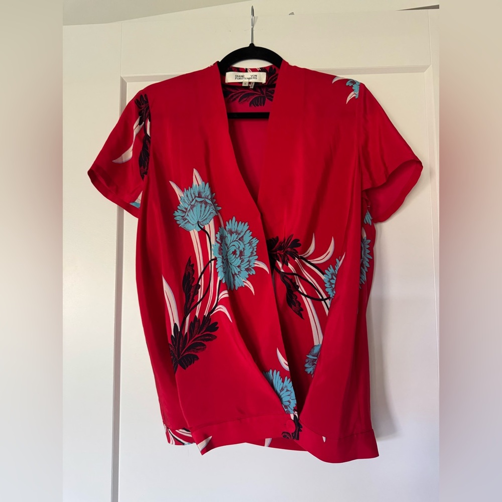 DIANE VON FURSTENBERG 100% SILK FARLI CROSS-OVER BLOUSE RED FLORAL TOP SIZE 6 - Picture 4 of 7